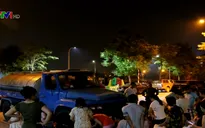 Người dân Hà Nội xếp hàng lấy nước sạch lúc nửa đêm