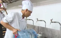 Lo nguồn nước bẩn, nhiều trường học ở Hà Nội ngừng sử dụng nước ô nhiễm