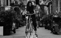 Giữa tâm bão ly hôn, Angelababy bình thản đi chụp ảnh