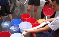 Nhiều người dân Hà Nội trắng đêm chờ nước sạch