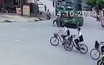 Đi vào đúng điểm mù của xe tải, học sinh đi xe đạp bị cuốn vào gầm xe
