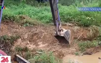 Huy động máy xúc dọn dầu thải đầu nguồn nhà máy nước sông Đà