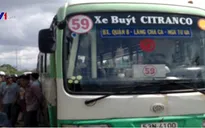 Móc túi trên xe bus bị tài xế đưa đến đồn công an