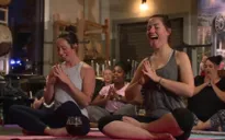 Yoga... uống bia, la hét và chửi thề để giúp bình tĩnh