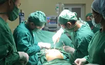 Cô gái 19 tuổi mang khối u buồng trứng nặng gần 10kg