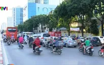 Ùn tắc giao thông do dừng đỗ xe lộn xộn tại cổng trường