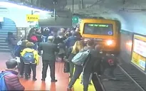 Cứu kịp thời người phụ nữ ngã xuống đường tàu điện ngầm ở Argentina