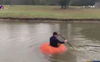 Dạo sông bằng... thuyền bí ngô khổng lồ