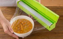 Sử dụng màng bọc thực phẩm không đúng cách có thể gây hại