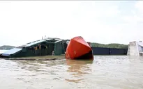 Nỗ lực thu gom dầu tràn từ tàu chìm trên sông Lòng Tàu