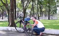 Ông giám đốc đi làm bằng xe đạp