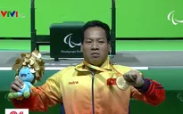 Lực sĩ Lê Văn Công đấu giá HCV World Cup giúp nữ sinh chữa bệnh ung thư