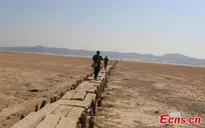 Cầu đá 400 năm tuổi đột ngột lộ diện khi nước hồ hạ thấp