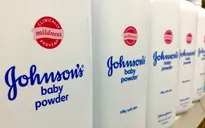 Nhiều nhà bán lẻ ngừng bán phấn rôm của Johnson & Johnson