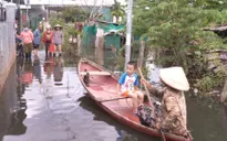 Mương thoát nước bị san lấp - người dân đi lại bằng ghe