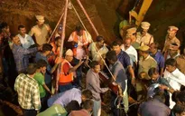 Ấn Độ chạy đua với thời gian để giải cứu bé trai rơi xuống giếng khoan