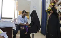 Bác sỹ dùng kim tiêm cũ, gần 900 trẻ em Pakistan nhiễm HIV
