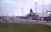Lái xe ở cảng Zeebrugge khai container chứa bánh bích quy