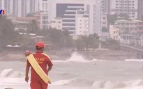 Nha Trang cấm du khách tắm biển do bão