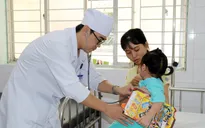 Gắp đồng xu trong dạ dày cho bé gái
