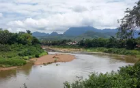 Nước sông Mekong ở Đông Bắc Thái Lan giáp với Lào cạn đến mức tới hạn