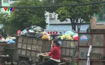 Tập kết rác gây cản trở giao thông trên một số tuyến đường ở TP.HCM