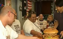 Thử thách ăn bánh hamburger khổng lồ trong vòng 9 phút