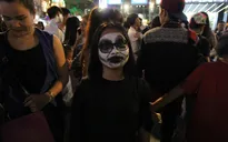 Cô gái "khóc thét" khi nhìn thấy gương mặt “dị” xuất hiện trên đường phố Hà Nội ngày lễ Halloween