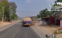 Vượt ẩu, xe bồn đâm vào đuôi xe đầu kéo đỗ bên đường