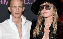 Xác nhận yêu bạn thân kém 5 tuổi, Miley Cyrus lần đầu lên tiếng đáp trả dư luận