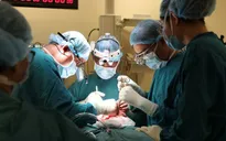 Giải thoát cho nam thanh niên khỏi khối u làm biến dạng khuôn mặt suốt 17 năm
