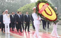 Thủ tướng Hun Sen đặt vòng hoa và vào Lăng viếng Chủ tịch Hồ Chí Minh