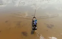 Nhọc nhằn nghề đẩy côn mùa nước nổi