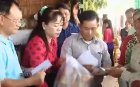 Cứu trợ bà con người Campuchia gốc Việt bị ảnh hưởng lũ lụt