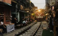 Vì sao các quán cà phê đường tàu “giỡn mặt tử thần” hút khách du lịch?