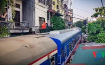 Tàu qua phố cà phê Hà Nội phải dừng khẩn cấp