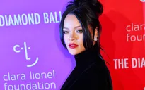 Chưa vội ra nhạc, Rihanna ra mắt sách ảnh tự truyện