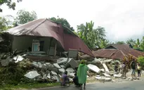 Tin giả khiến người dân Indonesia không dám về nhà sau động đất