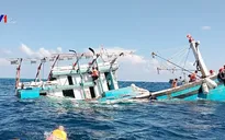 Cứu 12 ngư dân chìm tàu trên vùng biển Trường Sa