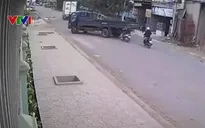 Không làm chủ tốc độ, xe máy đâm thẳng vào đuôi xe tải