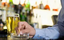 Những người thường xuyên hút thuốc và uống rượu có khả năng bị ung thư cao gấp 30 lần