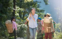 Hoa hậu Lương Thùy Linh té ngã khi vác vật liệu “Đắp đường, xây ước mơ”