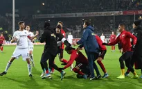 Hy hữu: Đốn ngã HLV đối thủ, cầu thủ Bundesliga nhận thẻ đỏ trực tiếp!