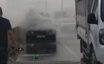 Xế hộp Mercedes bốc cháy dữ dội trên vành đai 3