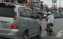 Bất chấp nguy hiểm sang đường cắt ngang dòng phương tiện