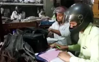 Công chức Ấn Độ đội mũ bảo hiểm... trong phòng làm việc