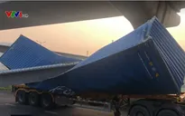Xe container đâm sập cầu bộ hành trên xa lộ Hà Nội