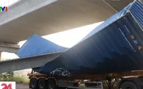 Hiện trường vụ dầm cầu vượt đi bộ đè bẹp container ở TP.HCM