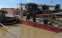Bến Tre bắt 14 tàu hút cát trái phép