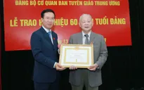 Trao tặng Huy hiệu 60 năm tuổi Đảng cho đồng chí Lê Xuân Tùng